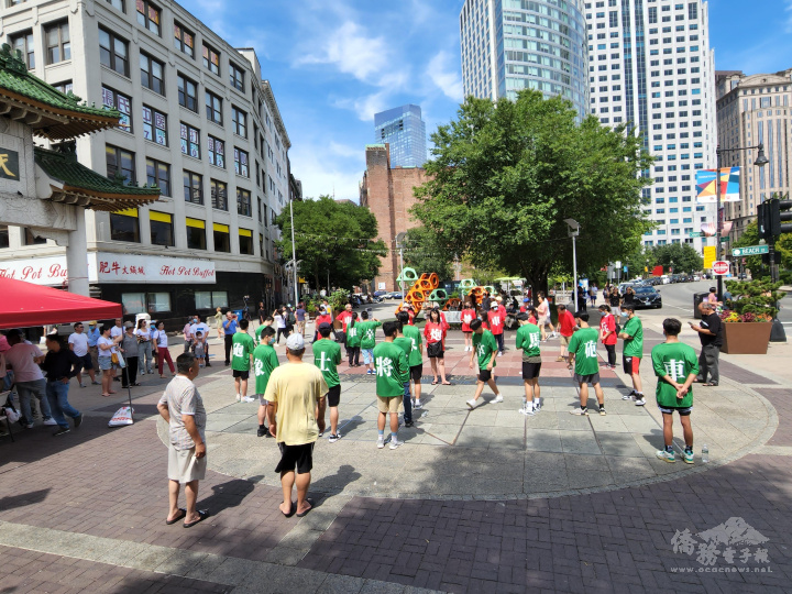 華埠牌樓前進行真人版象棋大賽