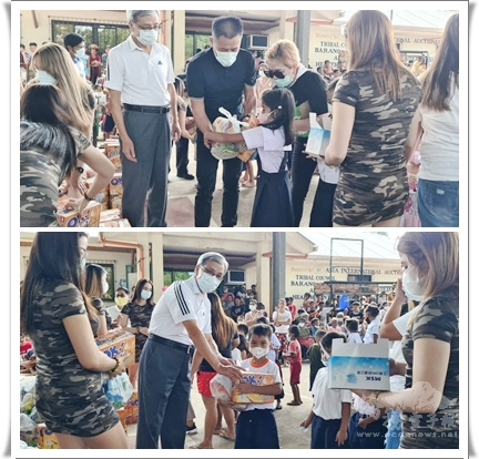 蘇會長與前立委張清芳親自致贈生活用品給原住民兒童（照片提供：菲律賓臺灣同鄉會）