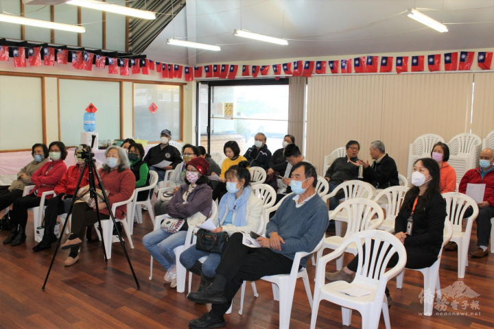 與會鄉親專心觀看示範教學