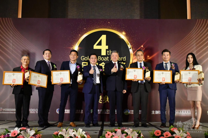 呂元榮(右4)、許舒博(左4)與海外僑臺商金舶獎得主合影