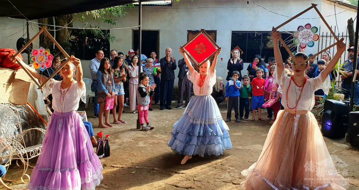 巴拉圭當地社區為表歡迎，特地安排傳統舞蹈的表演