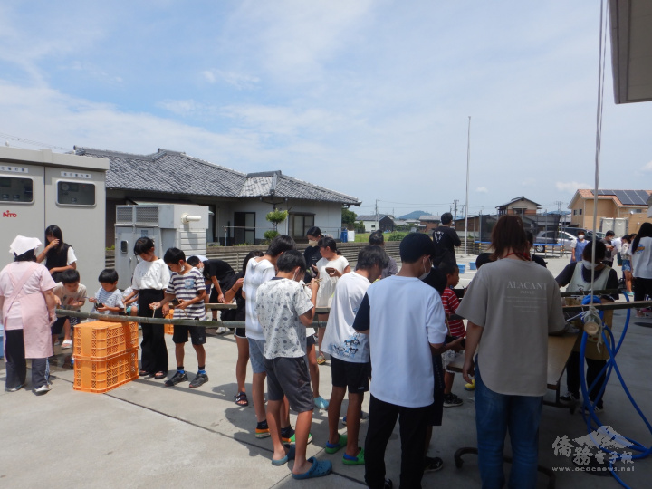 日本夏季在室外吃流水烏龍麵院童們開心的模樣