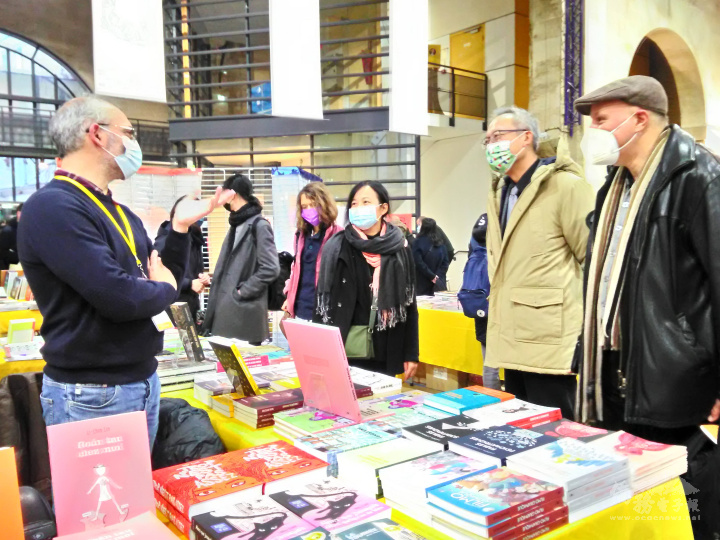 策展人Florian Rubis（右一）為駐法國大使吳志中（右二）導覽，右三為林莉菁 左一為Ça et là出版商
