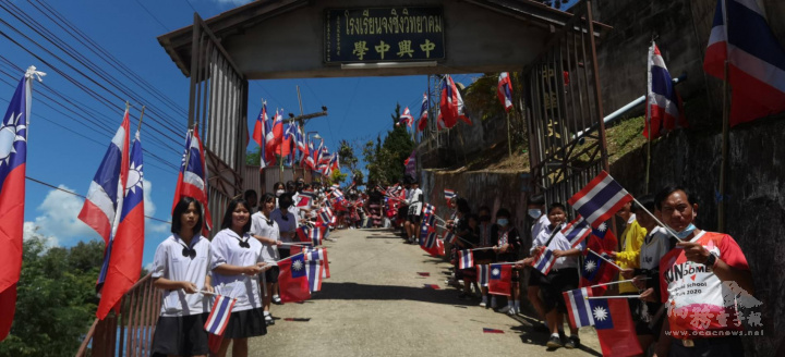 緬邊泰北漂排中興中學師生揮舞泰中國旗歡迎來賓