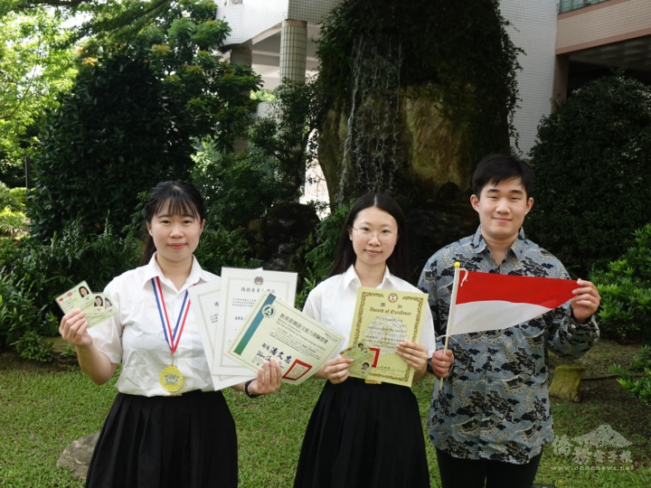 Foto bersama 3 kakak beradik Pelajar Indonesia, Mr.Lin,Li Wei (tengah), Ms.Lin,Cia-Ling (kiri), Mr.Lin,Cheng-Hao (kanan)