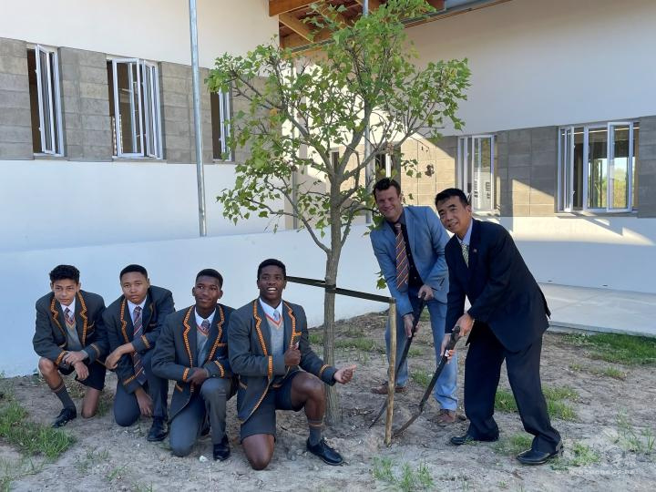 林映佐轉介，開普敦臺商以無名氏名義捐助位於史德蘭波希（Stellenbosch）的貧民菁英學校「召喚中學」（Calling Academy）校樹，校方於111年4月11日舉辦隆重的捐樹儀式