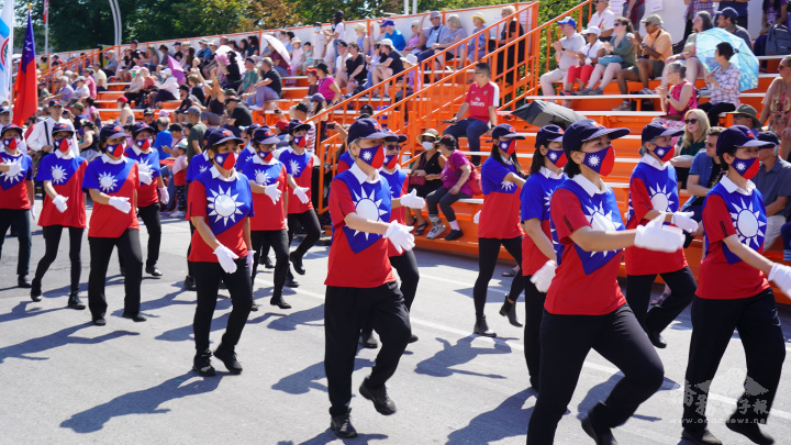 第100屆勇士節榮光國光女子隊隊員步伐整齊劃一，精神抖擻經過閱兵臺
