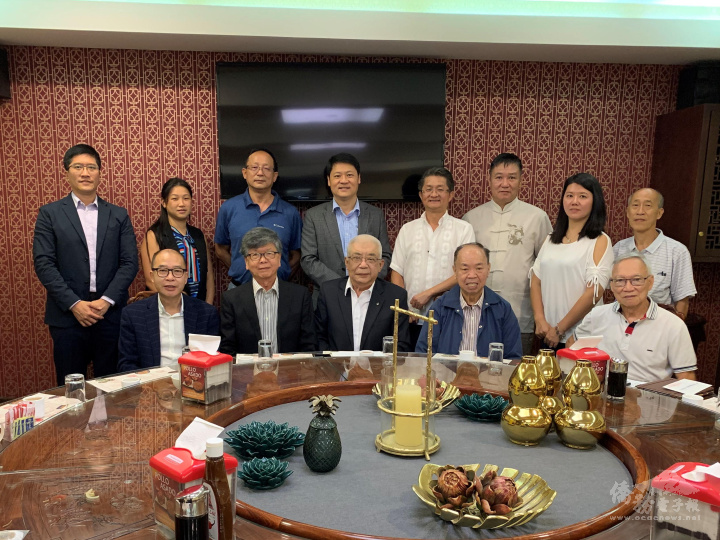 鄭力城與參加僑務工作座談會之僑領合影