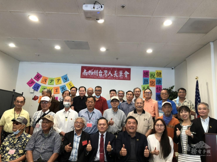 林暉程副處長與南加州臺灣人長輩會出席慶祝父親節活動之諸位父親合影