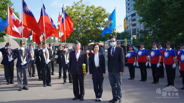 駐多倫多辦事處處長陳錦玲(中)、文教中心主任孫國祥(右)、榮光聯誼會理事長梅悟軒(左)與遊行隊伍合照