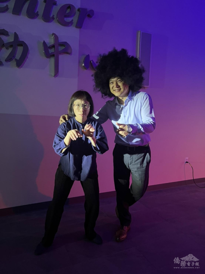 邁阿密辦事處處長紀欽耀配合表演者自然即興演出，博得滿堂彩