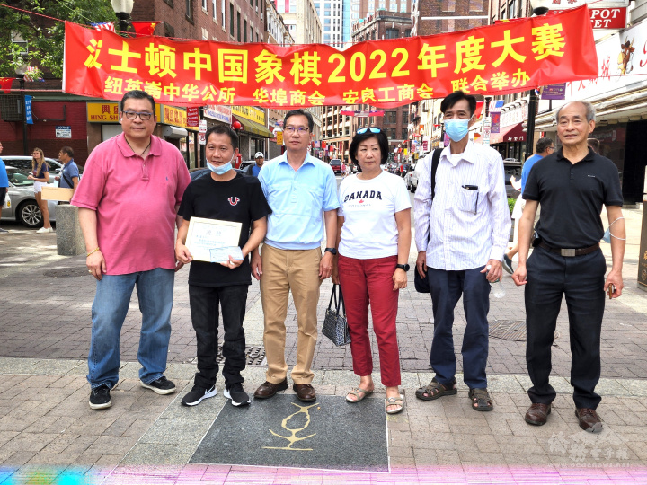 陳景賢 (左二) 獲得第一名；陳仕維 (左起)、雷國輝、蔡倩婷、雷軍、吳烷森聯袂頒獎