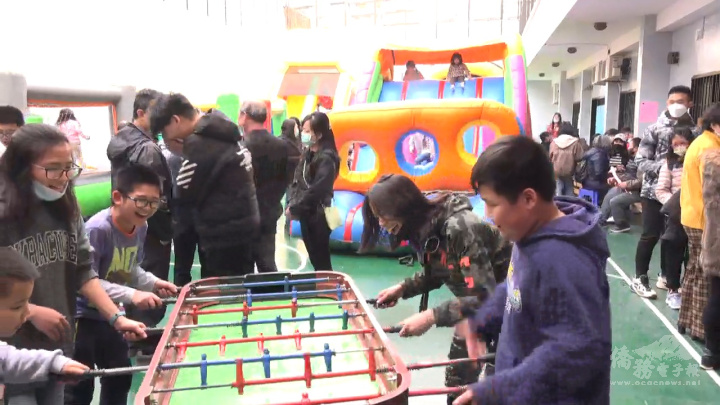 小朋友盡情歡樂遊戲，學校的操場變室外遊樂場