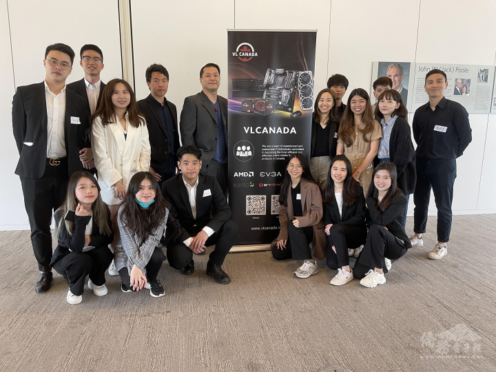 江許山為提攜年輕人，與SFU和UBC大學ㄧ起合辦的加拿大臺灣學生論壇，加拿大米鉻科技公司為主要贊助商