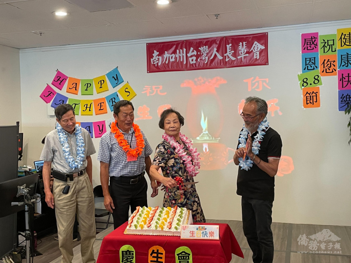 南加州臺灣人長輩會8月份壽星切蛋糕