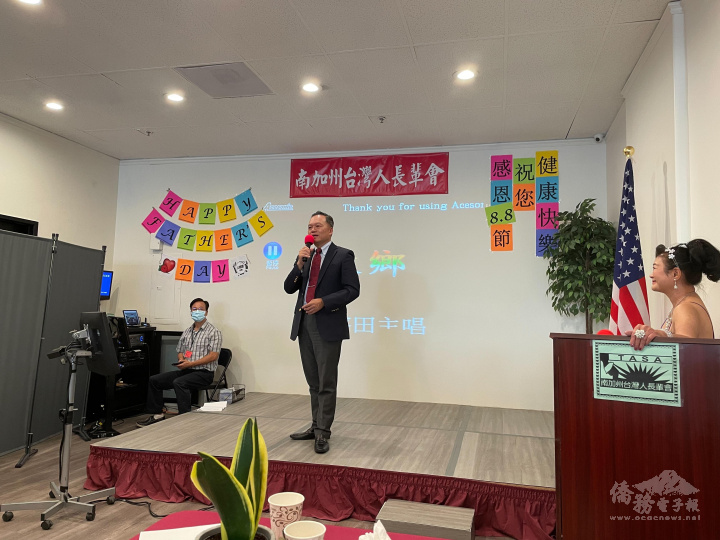 林暉程副處長於南加州臺灣人長輩會高歌一曲「故鄉」獻給在場各位長輩