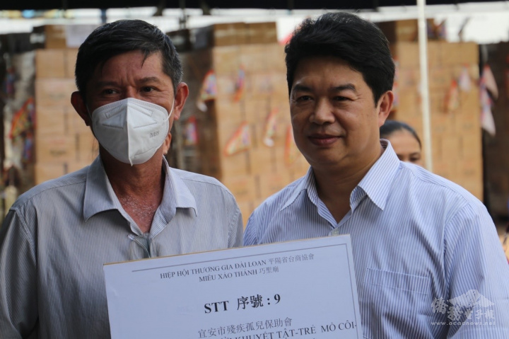 處長韓國耀(右)捐贈慈善物資予平陽省宜安市殘疾孤兒保助會代表(左)