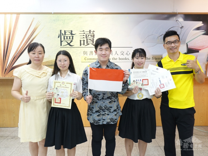 Fota bersama Chung Shan Industrial  & Commercial School, Mr.Chen, Wen-Chen (sebelah kanan),Guru Ms.Wang,Li-Ling (Sebelah kiri), dan didampingi tiga kakak beradik Pelajar Indonesia.