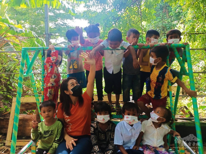 余慈薰與柬埔寨兒童互動