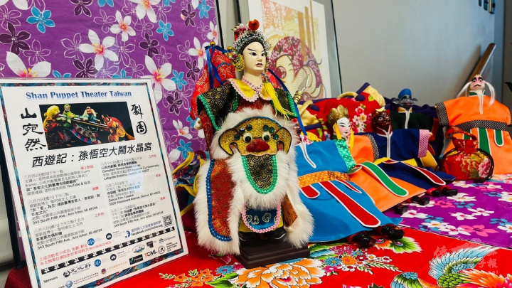 活動當天擺設的攤位，介紹八月份密西根州臺灣客家文化系列活動與布袋戲偶展示