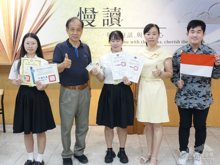 Kepala Sekolah Chung Shan Industrial & Commercial School, Mr.Lin,Chao- Yi (kedua dari kiri) dan Guru Ms.Wang,Li-Ling (kedua dari kanan), Selamat kepada Pelajar Indonesia yang lulus & meraih prestasi; Ms.Lin,Li-Wei (kiri), Ms.Lin,Cia-Ling (tengah), dan Mr.Lin,Cheng-Hao (kanan)