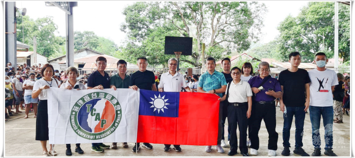 臺灣同鄉會會長蘇國芳部捐贈民生物資給蘇比克弱勢原住民並展示中華民國國旗及菲律賓臺灣同鄉會會旗（照片提供：菲律賓臺灣同鄉會）