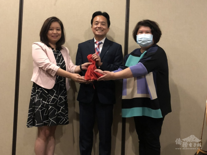 大華府地區中文學校聯誼會新總幹事李中慧（左）與舊任總幹事汪良元（右）交接，由駐美國代表處鄭榮俊公使監交下完成