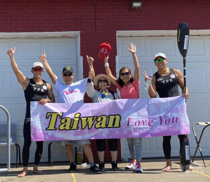 哈利法克斯的臺灣僑胞們在2022年世界輕艇競速錦標賽決賽日，拿著「Taiwan Love You」橫幅到現場為臺灣健兒們加油打氣