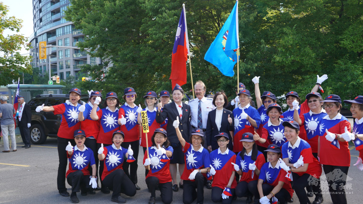 駐多倫多辦事處處長陳錦玲(第二排右七)與部分榮光聯誼會國光女兵隊成員合照