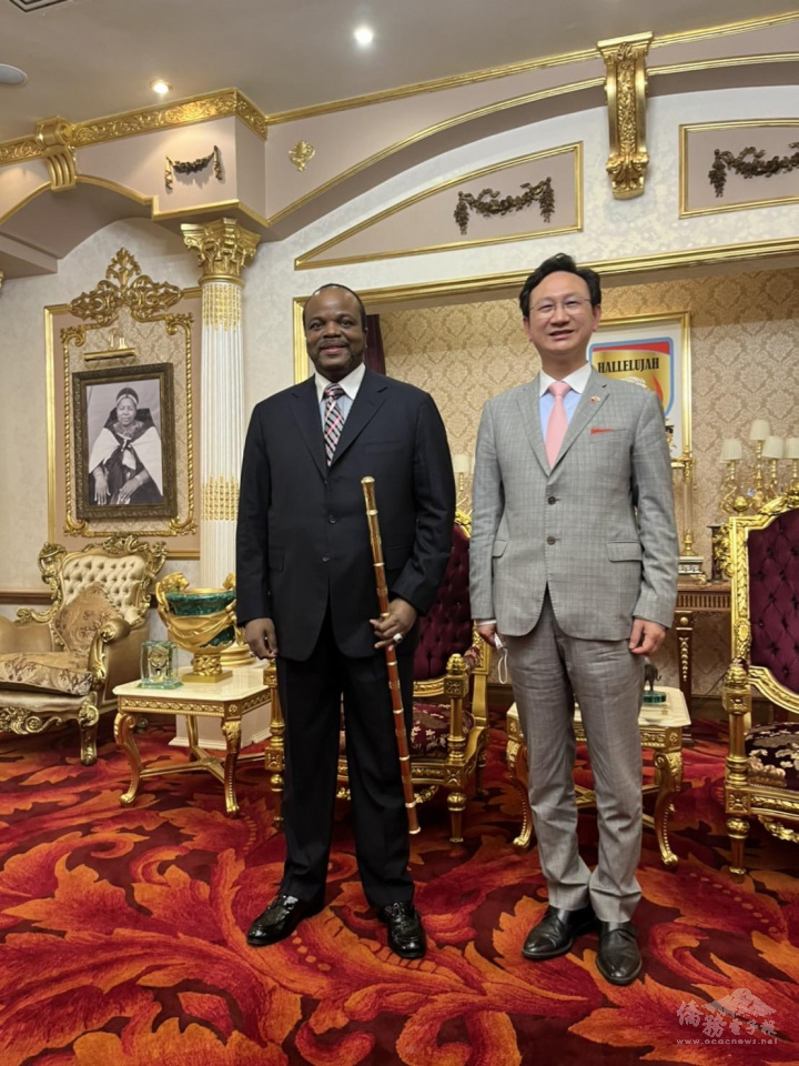 恩史瓦帝三世國王與童振源委員長合影