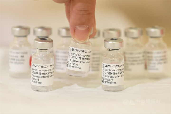 今年第2批採購的BNT成人劑型疫苗60.255萬劑29日上午抵台，將優先提供給12至17歲青少年接種追加劑使用。圖為施打後的BNT疫苗空瓶。