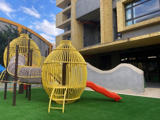 新北市積穗國民小學附設幼兒園的稻穗意象溜滑梯，透過不同難度的攀爬，及高高低低的