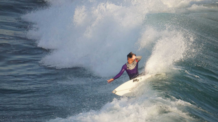 台灣代表隊到美國加州參加ISA世界衝浪大賽，選手賽前下水練習，適應海流與風浪。（楊sir提供）