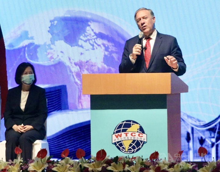 President Tsai Ing-wen (left) listens to former U.S. Secretary of State Mike Pompeo's speech delivered in Kaohsiung on Wednesday. CNA photo, Sept. 28, 2022