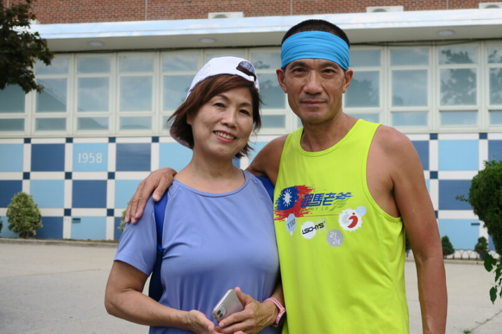 台灣超馬好手羅維銘（右）將在紐約參加第26屆超越自我3100英里（近5000公里）挑戰賽，8月31日在賽道旁和妻子徐春梅（左）合影。