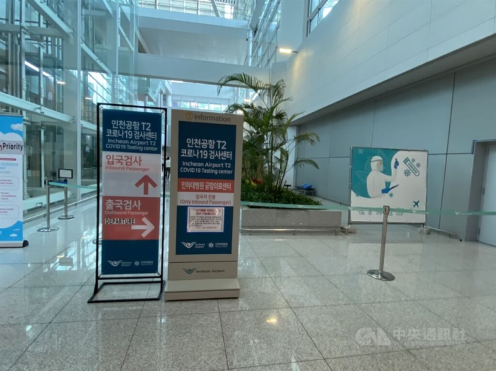 首頁 / 國際 韓國10月起入境後免做PCR 有症狀旅客自費檢查 2022/9/30 10:41（9/30 10:52 更新） 韓國當局宣布，10月1日起免除國際旅客入境後一天內需做COVID-19PCR檢查的要求。
