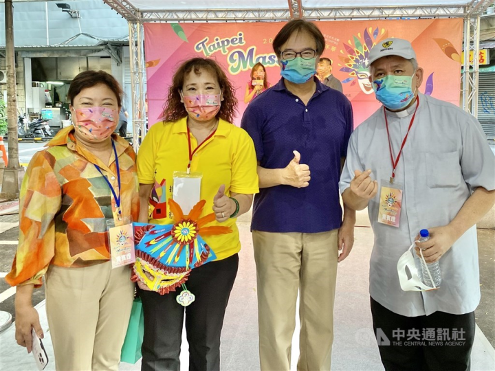 St. Christopher's Church parish priest Father Edward Pacquing (right), Taipei City Department of Civil Affairs Commissioner Lan Shih-tsung (second right), St. Christopher's Church secretary Gemma Huang (third right), and MECO Director for Development Cooperation Irene Tan. CNA photo Sept. 18, 2022