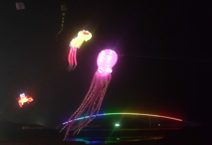 2022澎湖追風音樂節持續展開，9日中秋連假首日晚間並有夜光風箏點亮澎湖夜空，與周邊光環境藝術相互輝映。