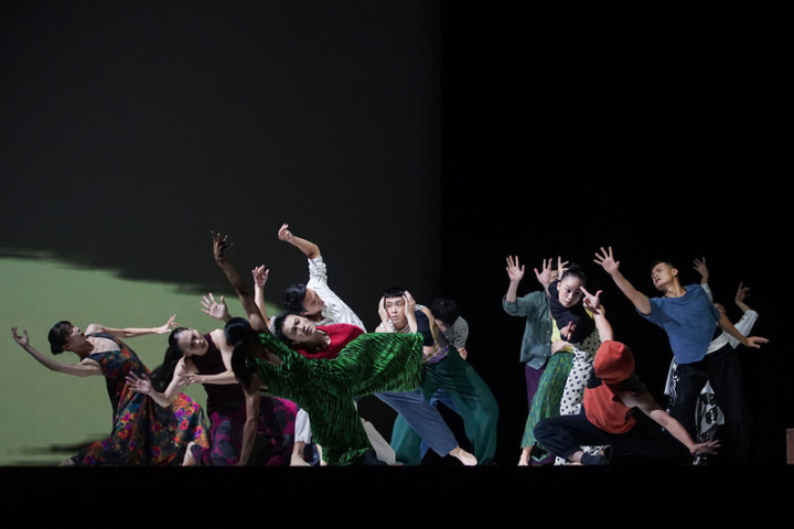 雲門舞集藝術總監鄭宗龍2022年作品「霞」17日晚間在國家兩廳院藝文廣場舉辦戶外公演，舞作結合雲門25名舞者的生命故事共同創作，盼鼓勵民眾勇敢面對未來挑戰。