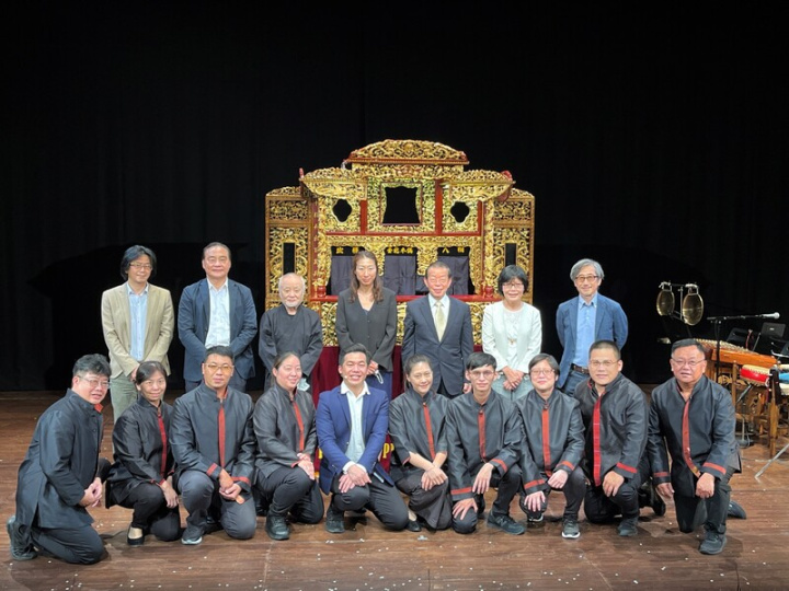 由台北木偶劇團與日本傳統懸絲傀儡「結城座」共製的布袋戲「劈山救母」3日在東京首演，駐日代表謝長廷（後排右3）說，盼作品成為台日友好印證。