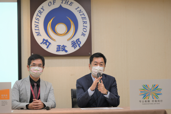 慶籌會秘書長陳宗彥(右)6日公布國慶主視覺。(內政部提供)