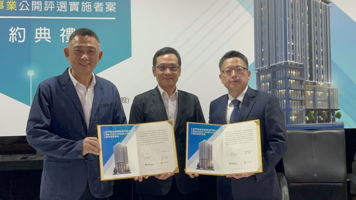 在內政部營建署主祕朱慶倫（中）見證下，金門縣長楊鎮浯（左）19日與金日新營造董事長莊添發（右）簽署金門首件公辦都更案－金城鎮西南門里公所周邊都市更新案。