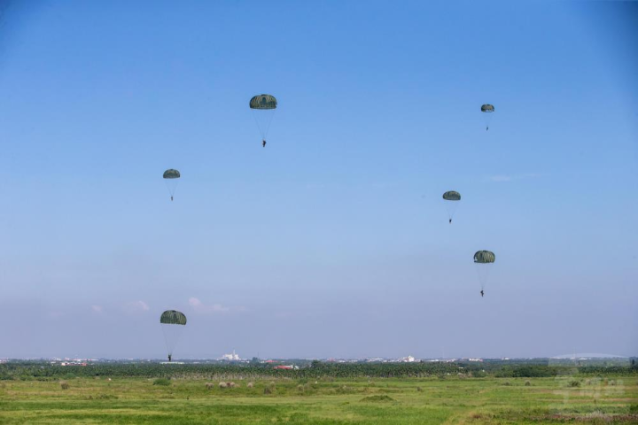 陸軍空訓中心「特種地形跳傘訓練班」實施複雜地形跳傘