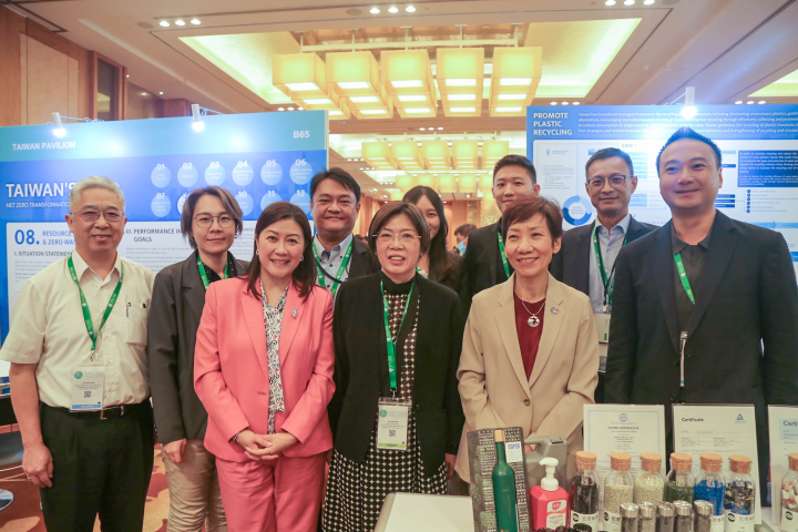新加坡永續發展及環境部部長Grace+Fu(前排右二)至ISWA會場參觀臺灣展區並與團員合影