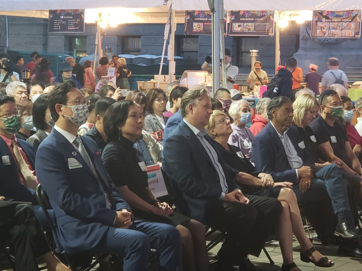 台灣文化節每年都獲得加拿大各級政府和社會的支持與好評，溫哥華市長史都華在現場主動提及支持民主台灣的重要性。第一排左起為僑委會委員長童振源、駐溫哥華經濟文化辦事處處長劉立欣、溫哥華市長史都華。