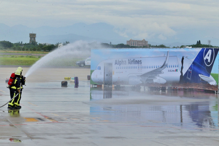 桃園國際機場7日在機坪舉辦「111年度空難災害防救演習」實兵演練，模擬客機於南跑道起飛時，突遭遇強勁側風且液壓系統故障，導致鼻輪轉向無法操控，隨後衝出跑道並起火燃燒，機場消防隊獲報到場救援，包括桃園市府、航警局、陸軍機械化步兵109旅及機場周邊消防與醫療單位等21單位都派員參與。