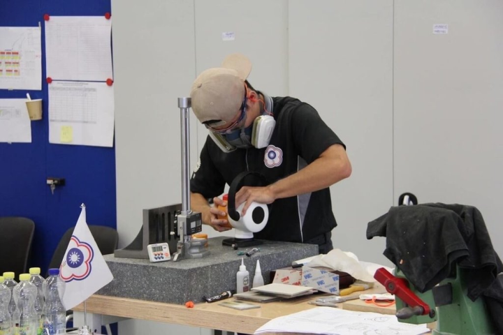 台灣選手雷豐嶽在「外觀模型創作職類」競賽中專心一致組裝零件，以穩定沉著、速度與精確度打敗強勁對手。（雷豐嶽提供）