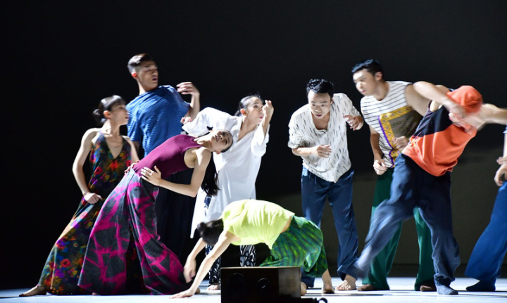 睽違12年再度來到彰化縣，雲門舞集戶外公演10日中秋夜在縣立體育場登場，由藝術總監鄭宗龍帶來全新舞作「霞」，盼藉演出鼓勵民眾面對未來挑戰。