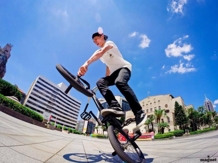 極限單車好手於街頭練習。