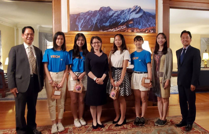 高雄女中高三學生張微咏（左2）獲選參加美國國務院「科技女孩」暑期交流計畫，前往美國與來自不同國家的女孩一起接受高強度課程和豐富參訪行程。（雄女提供）